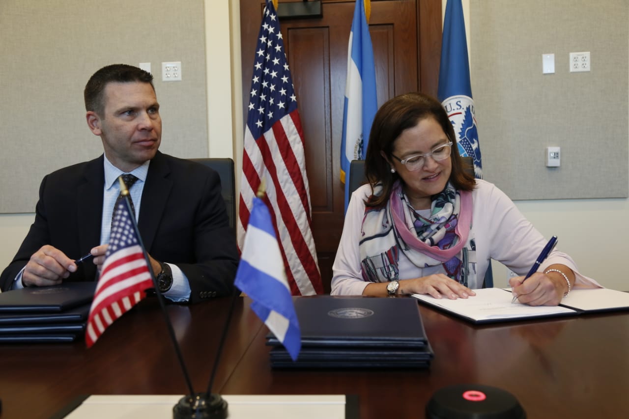 Gobierno firma documento de renovación del TPS para salvadoreños en EE.UU. gobierno-firma-documento-de-renovacion-del-tps-para-salvadorenos-en-eeuu